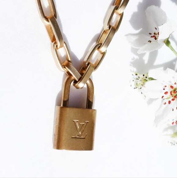 ❣️ SOLD ❣️LV Lock Chain Necklace - Picture 2 of 6
